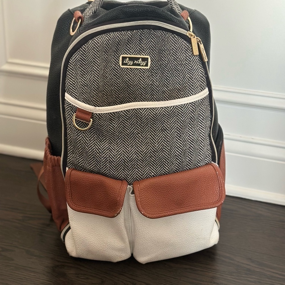 Itzy Ritzy Brown and White Baby Diaper Bag with Leather Accents - Picture 4 of 11